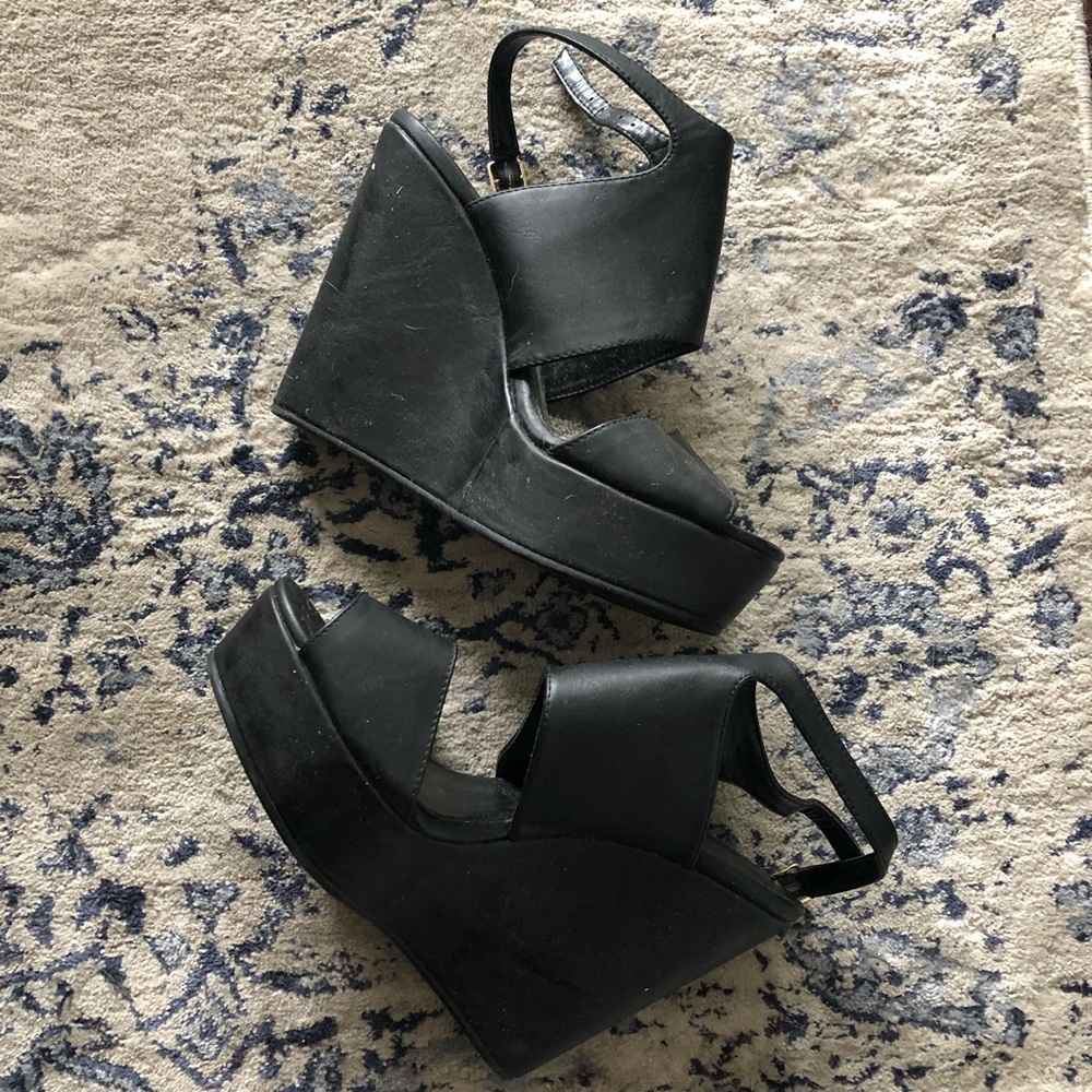 •FOREVER 21• Black Wedges- size 9